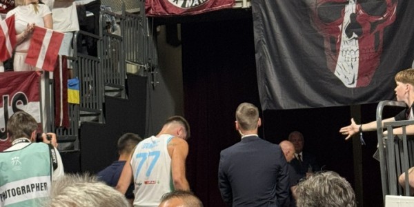 东契奇被队友撞翻在地表情痛苦不断比出暂停手势 目前已回更衣室