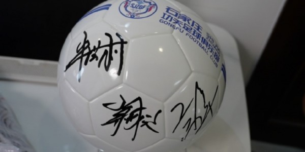 五星体育直播-双向奔赴 我们一起战至终章 石家庄功夫到廊坊探望白血病球迷丁胜