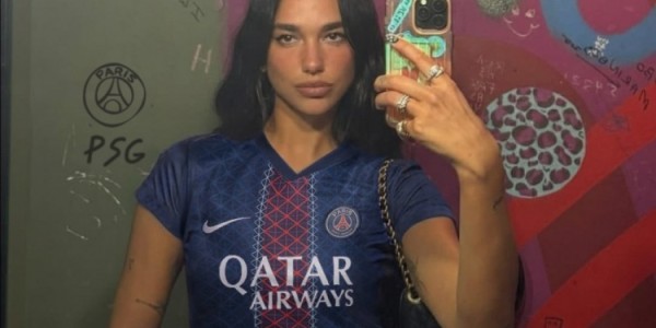 名人球迷！巴黎官方晒歌手DUA LIPA穿巴黎球衣照