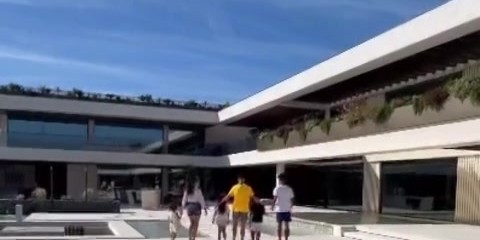 五星体育F1-C罗社媒晒度假视频：很高兴能和家人一起回家